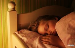 开灯睡觉对身体的危害有哪些？开灯睡觉对皮肤有影响吗