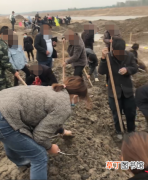众多村民集聚贾鲁河河滩挖宝藏 开封河滩发现古币大量市民寻宝