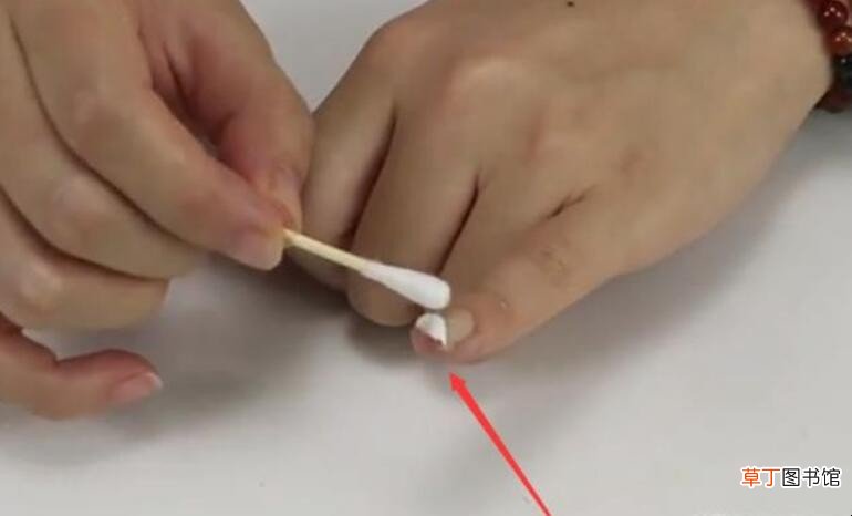如何用牙膏卸掉指甲胶