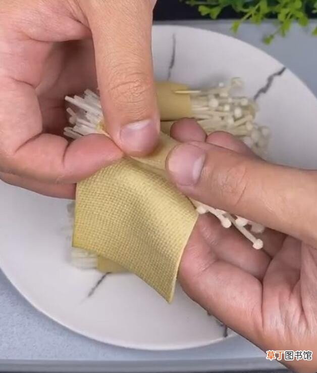 豆皮卷金针菇的做法是什么