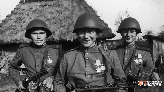 为什么，二战德国军人将袖子卷到肘部，而苏联军人却不这样做？