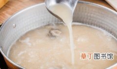 如何把排骨汤炖成奶白色 排骨汤炖成奶白色的方法