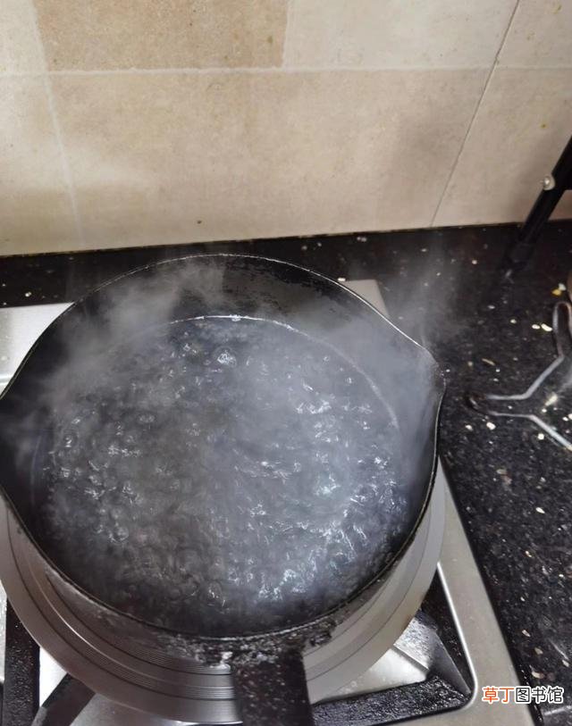 轻松去黑垢的2个小窍门 雪平锅烧黑了如何清理干净
