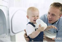 宝宝不吃奶粉怎么办最有效的方法 婴儿不吃奶粉怎么办母乳不够