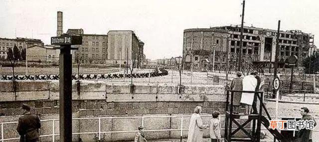 冷战时一名东德士兵帮小男孩翻过柏林墙，那一天全世界都为他祈祷