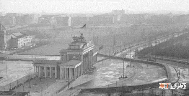 冷战时一名东德士兵帮小男孩翻过柏林墙，那一天全世界都为他祈祷