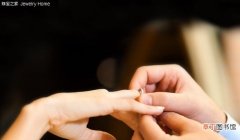 订婚戒指跟结婚戒指 订婚戒指和结婚戒指有什么区别