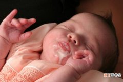 如何预防新生儿睡觉吐奶 新生儿睡觉吐奶原因及应对方法