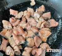 青椒炒肥肠的做法教程 猪大肠炒什么好吃