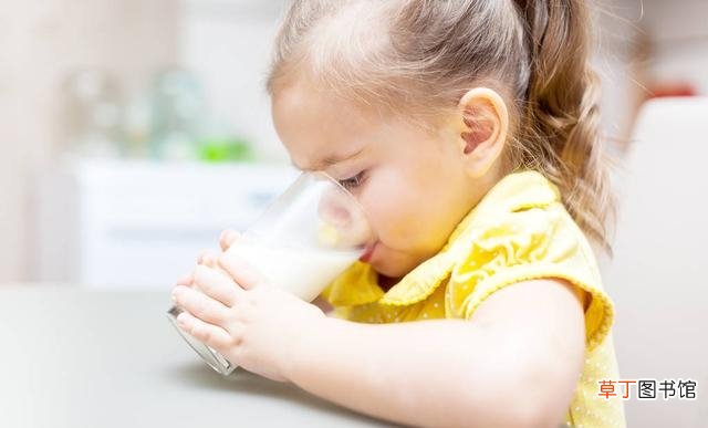 多大可以喝袋装或盒装鲜奶 奶粉要喝到几岁