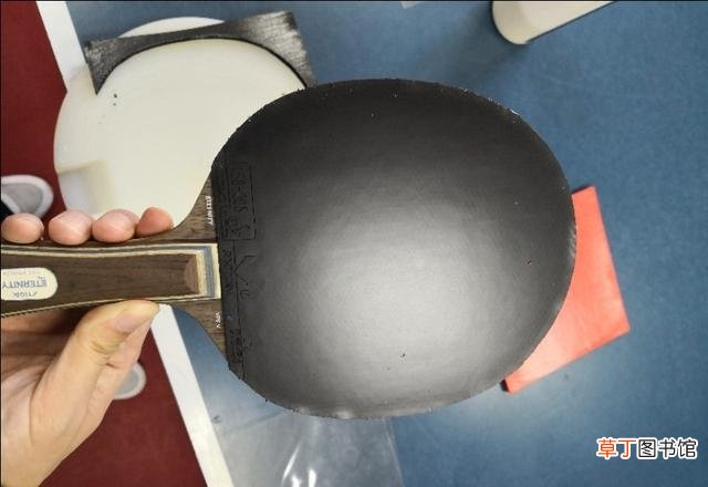 无机胶水粘贴乒乓球拍过程 乒乓球无机胶水的正确粘法