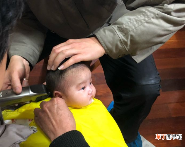 新生宝宝剪头发的好处 新生儿什么时候剪头发