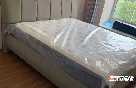 新床垫塑料膜不拆会有甲醛吗_床垫塑料膜十年没撕有毒吗