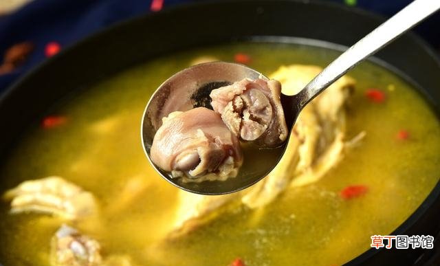 分享鲜美营养鸡汤做法 炖鸡汤要焯水吗