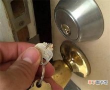 防盗门钥匙断了在锁里怎么取出来
