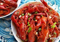 夏日必备的蒜香小龙虾做法 小龙虾的吃法及剥法步骤