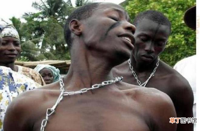 欧洲人贩卖黑奴时，为啥不管男女都“扒个精光”？2个原因很现实