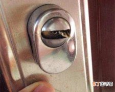 门钥匙断在锁里面怎样弄出来