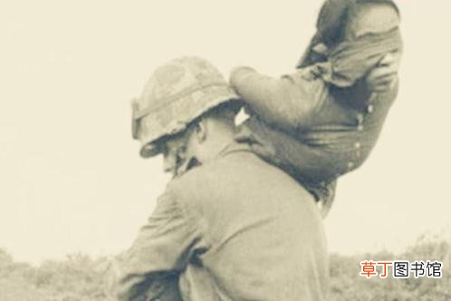 直击越战期间的越南女兵：图五身上绑满炸弹，图七被美国大兵扛走