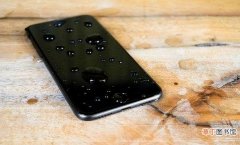手机进水黑屏的解决办法 手机进水屏幕失灵了怎么办