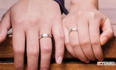 男生戒指的戴法和意义介绍 男生左手中指戴戒指代表什么