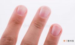 指甲盖发黄的原因及解决办法 男性指甲发黄是什么原因造成的
