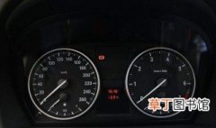 汽车仪表盘上显示油表还显示什么 汽车仪表器上油表旁边的是什