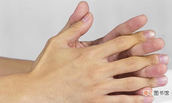 早起后手指肿胀的4种原因 早上睡醒手肿胀是什么原因