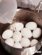 含易裂开的原因 水煮蛋怎么煮不会破的技巧