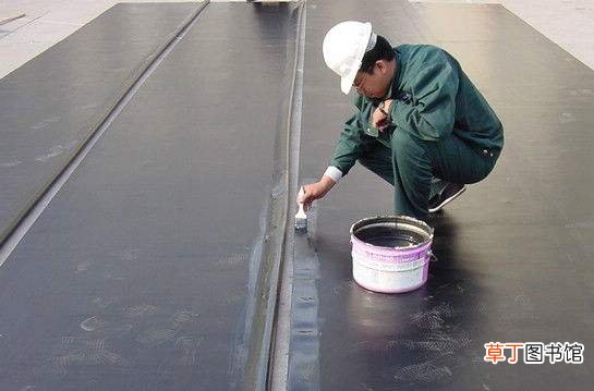 屋面防水卷材的施工顺序及铺贴方向如何确定