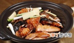 姜葱砂锅焖鱼头教程 怎么做姜葱砂锅焖鱼头