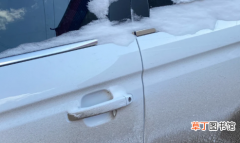 车门被冻住了可以用热水浇吗_车门被冻住了怎么打开