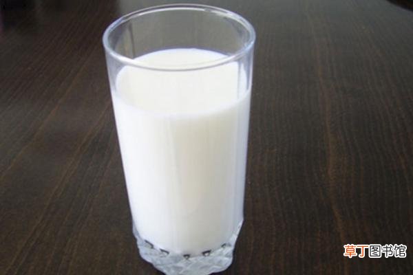 牛奶喝多了会怎么样 牛奶有点酸了还能喝吗