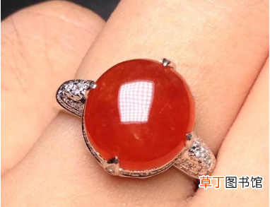 红翡翠戒指应该如何佩戴呢