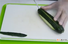 图解 一根黄瓜完成水果拼盘制作，非常适合菜肴的黄瓜拼盘
