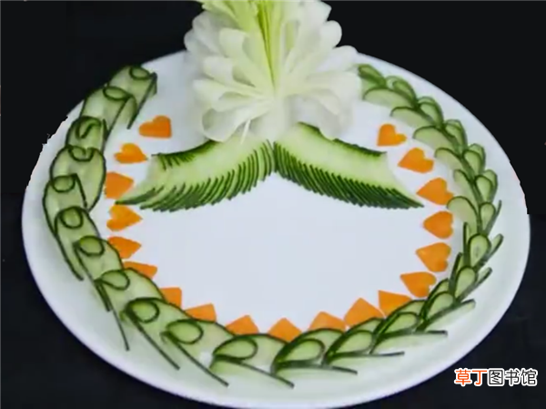 图解 一根黄瓜完成水果拼盘制作，非常适合菜肴的黄瓜拼盘