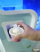 冰淇淋自动售货机的使用方法 冰激凌机怎么使用呀