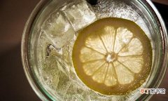 柠檬水的正确泡法及服用时间 柠檬水什么时候喝美白效果最好