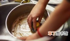 铁锅怎样清洗干净 清洗铁锅的材料与方法有哪些