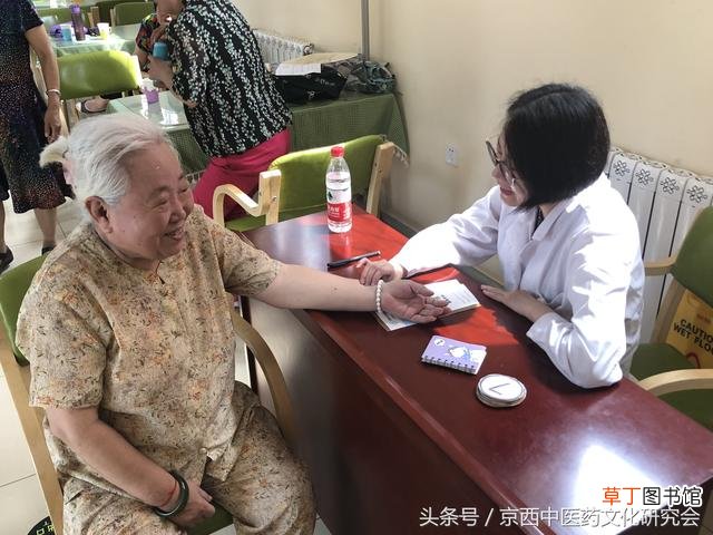 广宁驿站的讲座 义诊，让老人们的夏季症候群有了养生解决方案