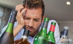 这4种食物减轻醉酒后遗症 喝酒睡醒后头疼怎么办