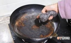 平底锅锅底的黑垢怎么去除 锅糊底用这种方法清除污垢