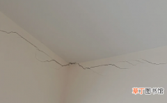 天花板细长裂缝危险吗 楼房不正常裂缝的图片