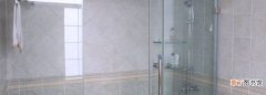 洗手间玻璃的水垢怎么去除，卫生间的玻璃门上的污渍怎么清洗