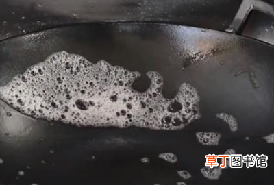 不锈铸铁锅怎样开锅，铸铁锅怎么开锅不生锈不粘锅