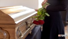 梦见死人复活爬出棺材是什么意思 梦见死人复活爬出棺材有什么