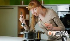 三鲜蛋饺煲的做法 三鲜蛋饺煲的家常做法
