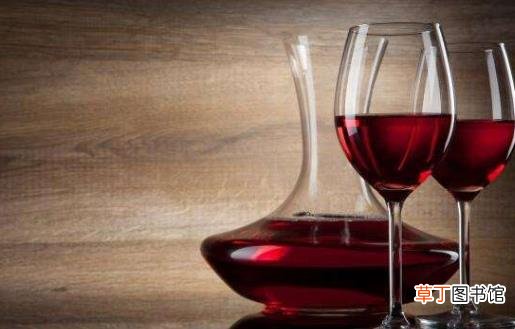 白葡萄酒和红葡萄酒的区别 饮用葡萄酒的益处