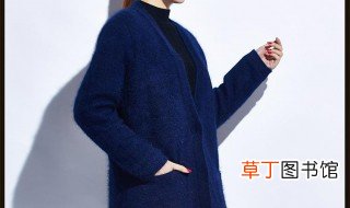 蓝色大衣搭配什么颜色的毛衣 蓝色大衣需要搭配什么颜色毛衣