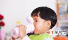 塑料婴儿水杯能装沸水吗，婴儿能用塑料水杯吗